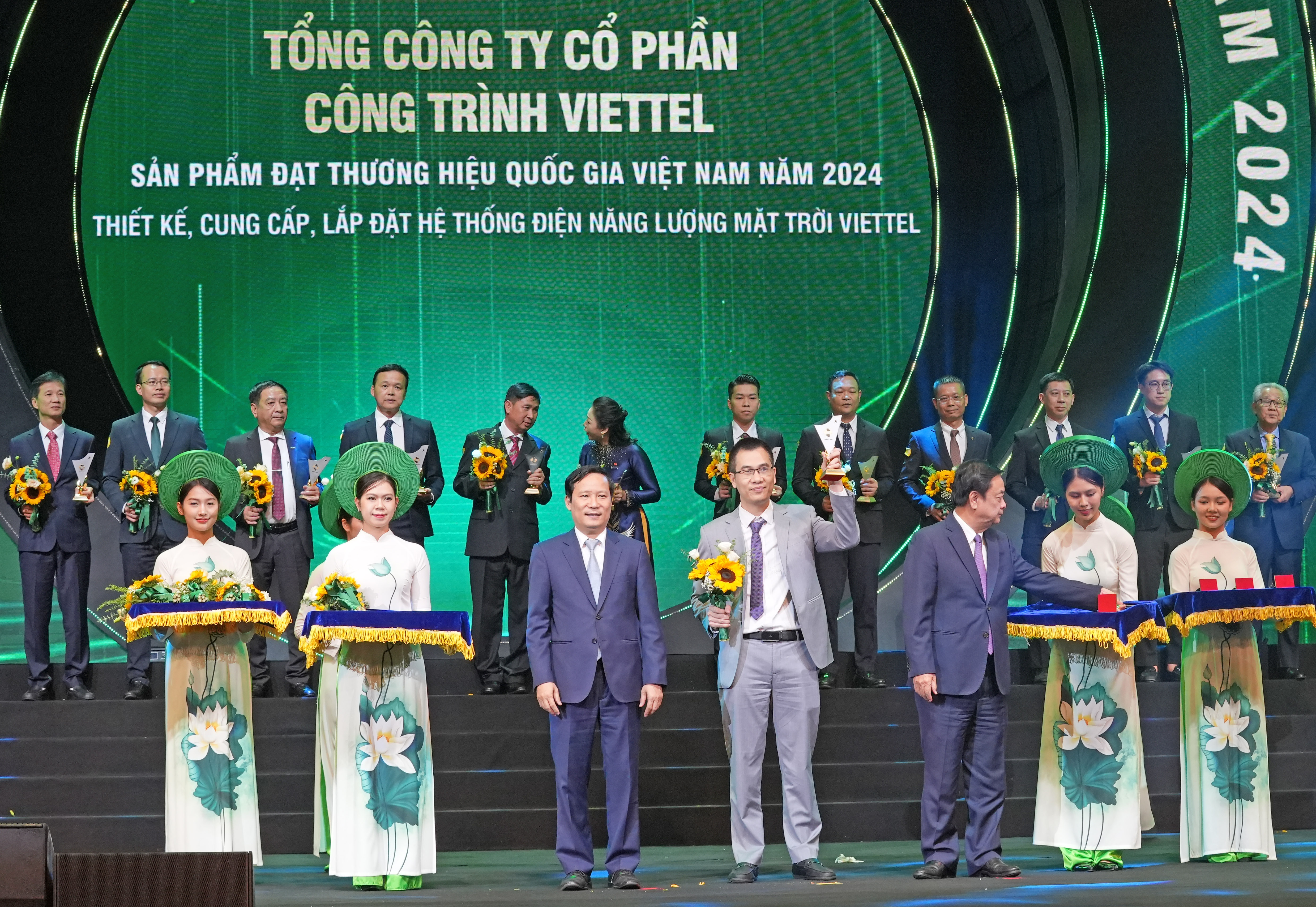 Ông Nguyễn Thanh Tuấn – Giám đốc Trung tâm GP&DVKT nhận vinh danh từ Ban tổ chức